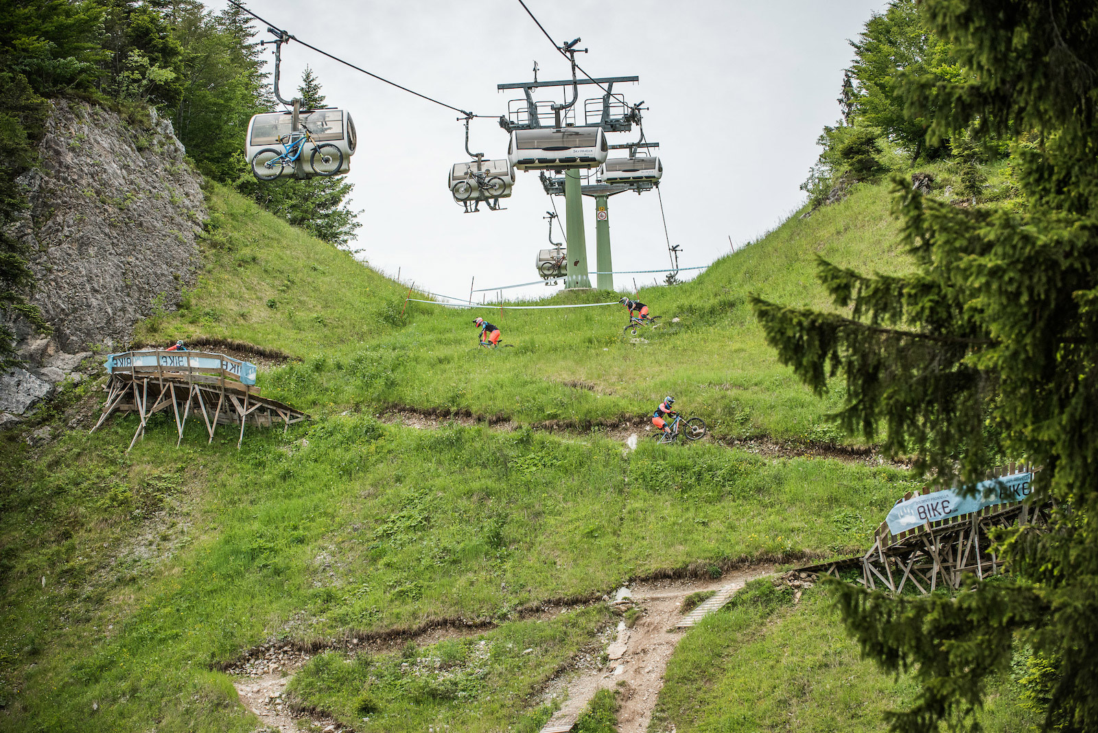 Les sentiers sauvages et les pistes du bike park sont accessibles via les mêmes remontées mécaniques. © photo : Ronny Kiaulehn