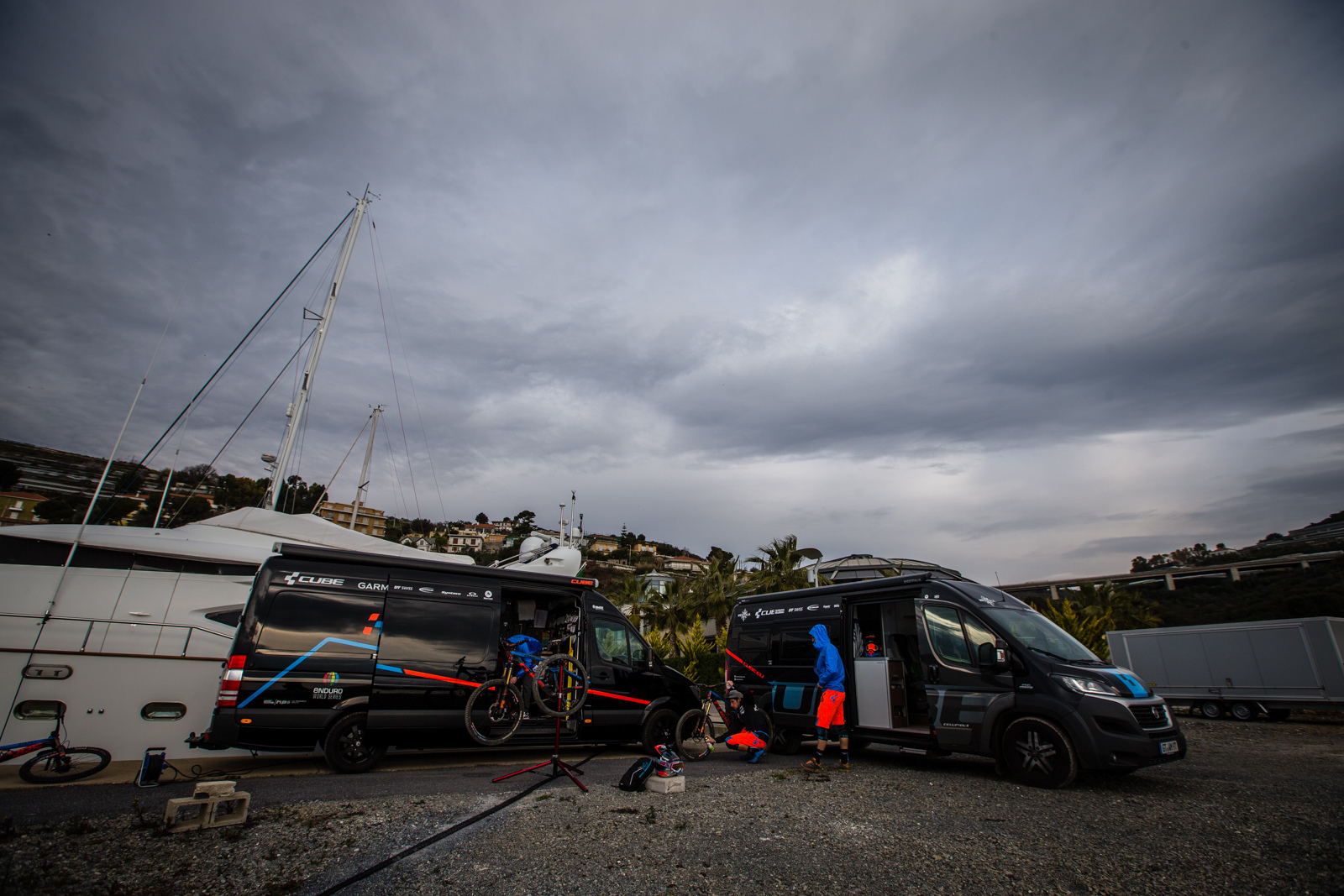 Jan a installé le camp de base du Cube Action Team sur la marina de Diano Marina.