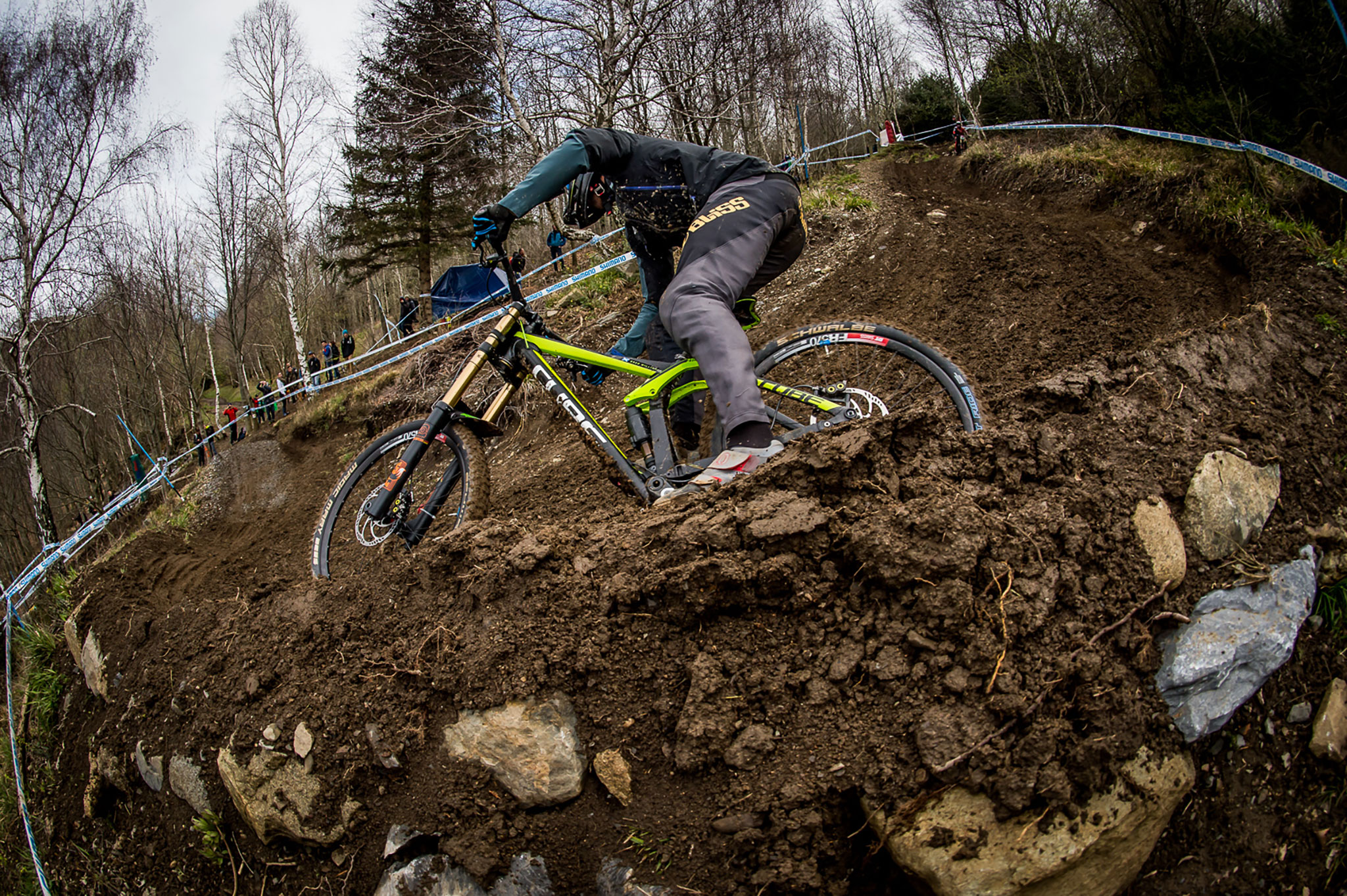 Greg Williamson à l'attaque sur la piste de Lourdes. © photo Nathan Hughes