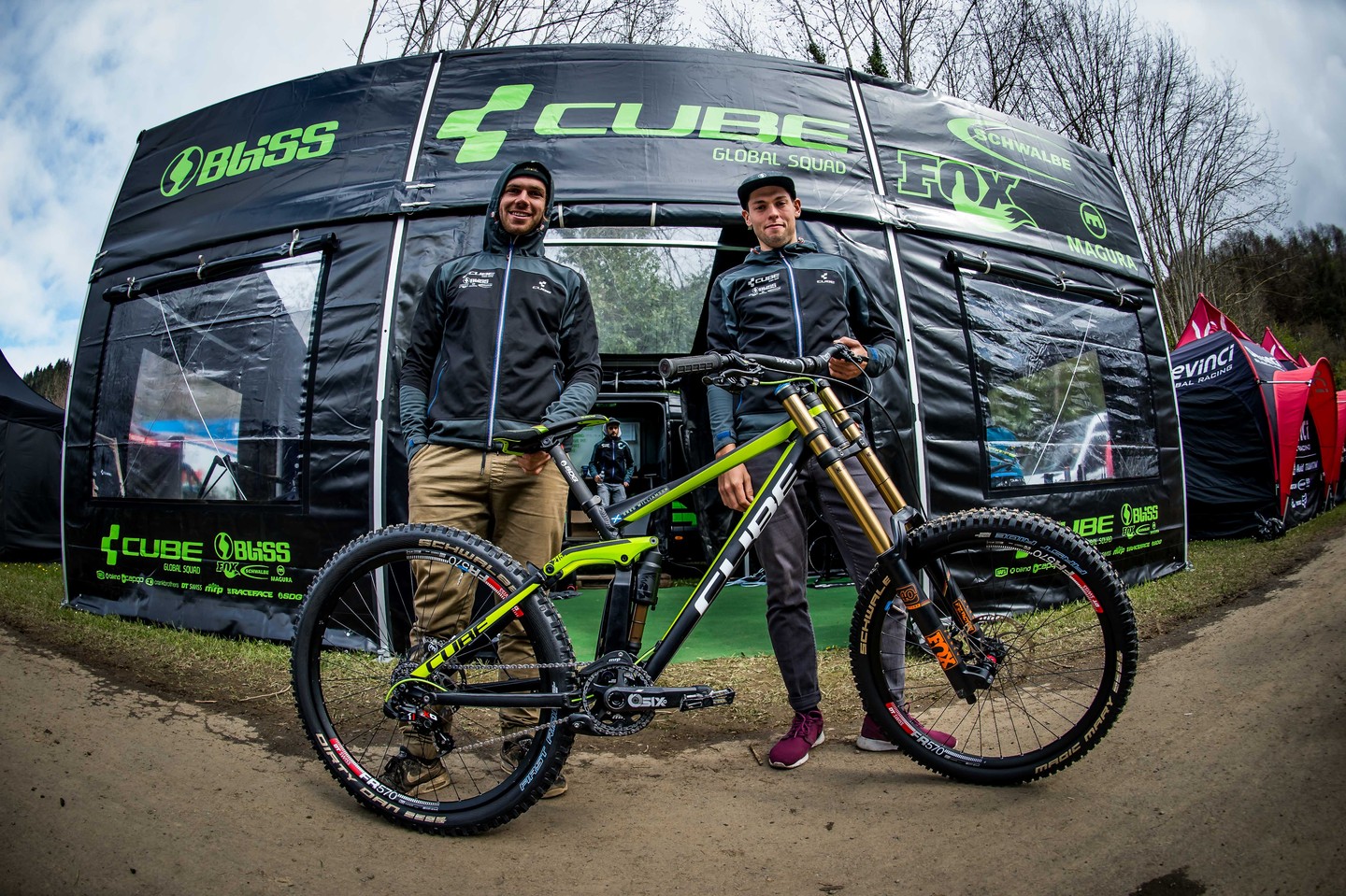 Matt Walker et Greg Williamson sur le paddock avant les épreuves de qualification. © photo : Nathan Hughes