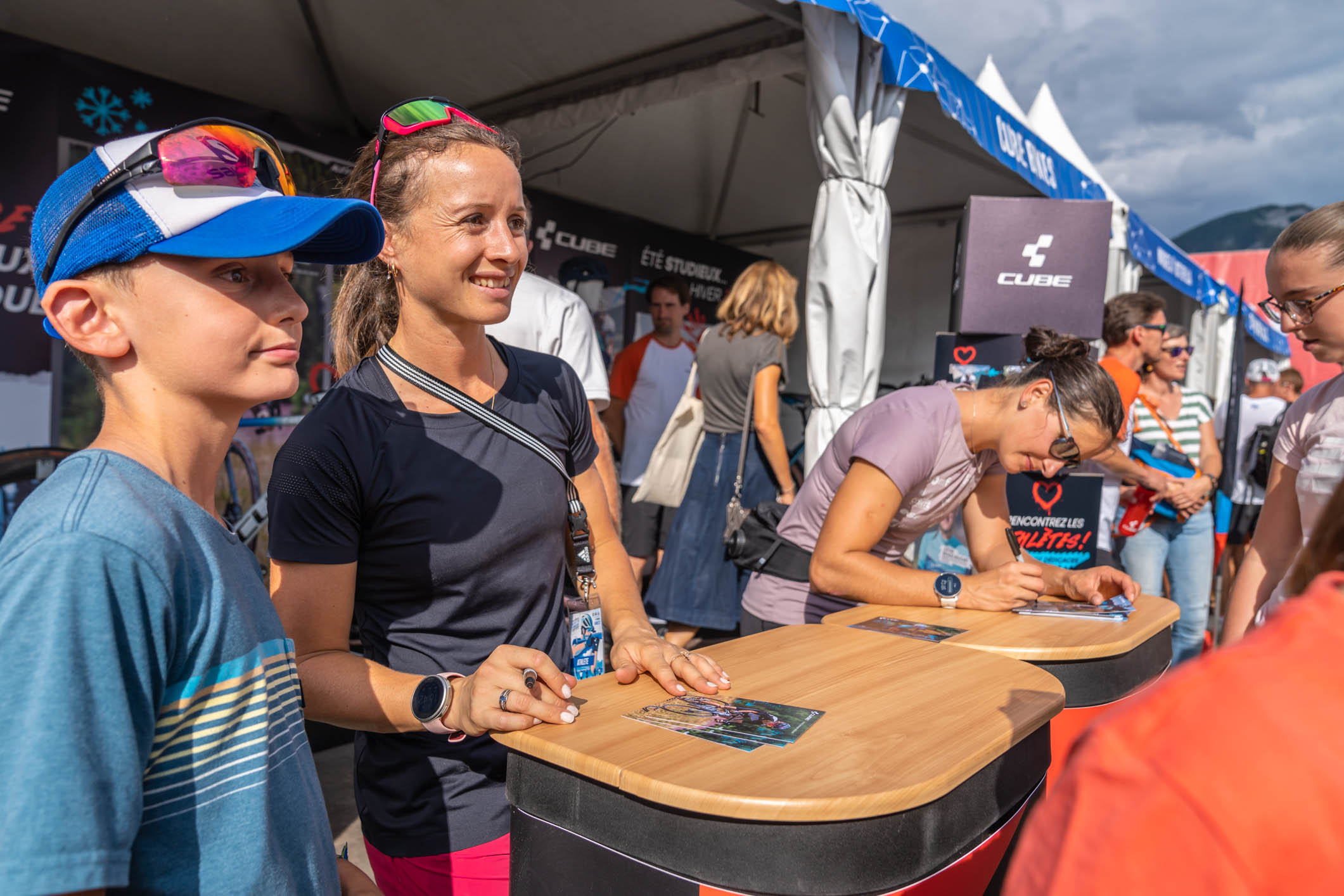 Séance de dédicaces avec nos ambassadrices et médaillées olympiques de biathlon, Anaïs Chevalier-Bouchet (à gauche) et Julia Simon (à droite), lors du Martin Fourcade Nordic Festival 2023.