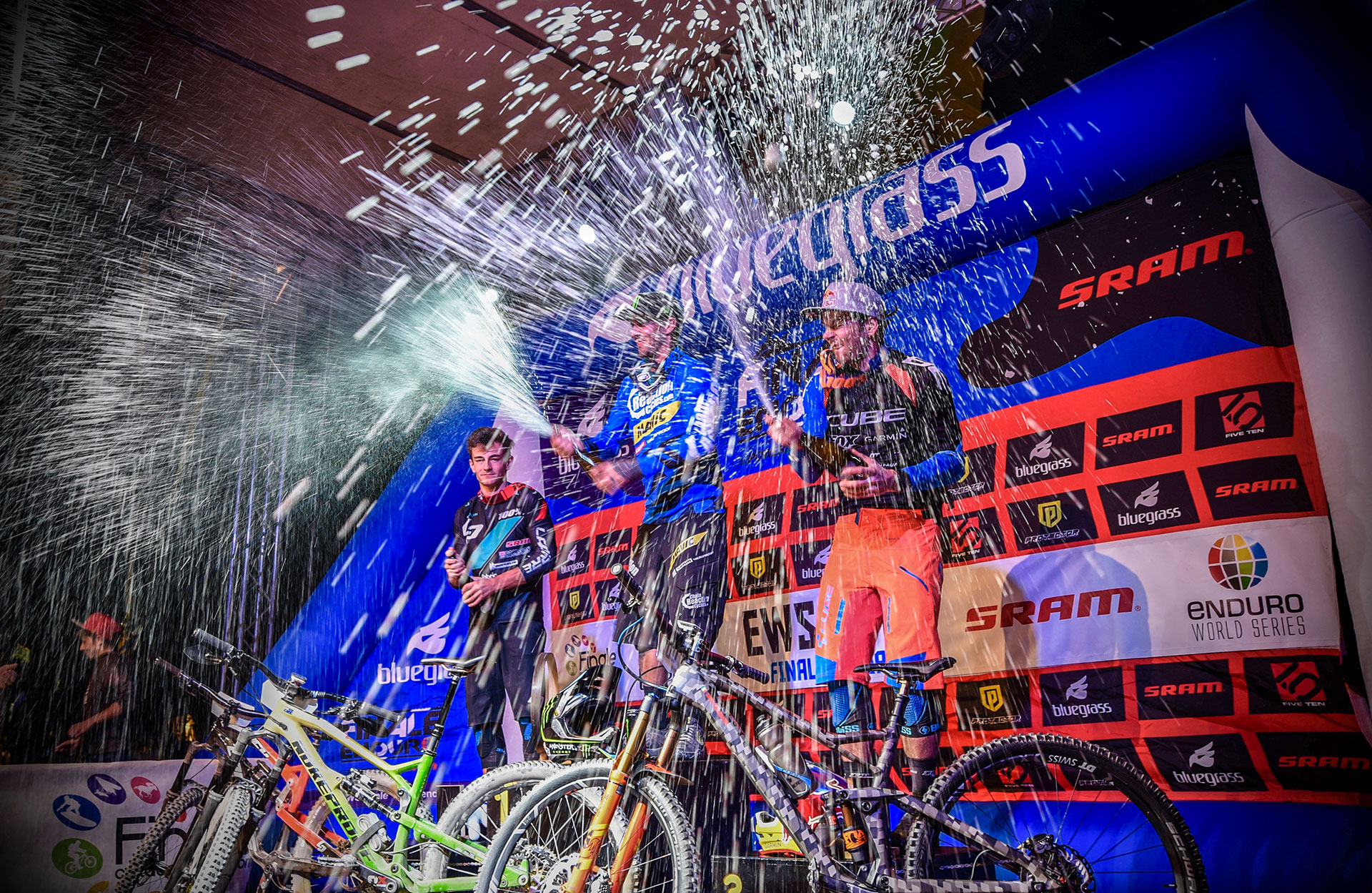 Le podium des Enduro World Series 2017. De gauche à droite : Adrien Dailly (2), Sam Hill (1), Gregory Callaghan (3). © Claus Wachsmann