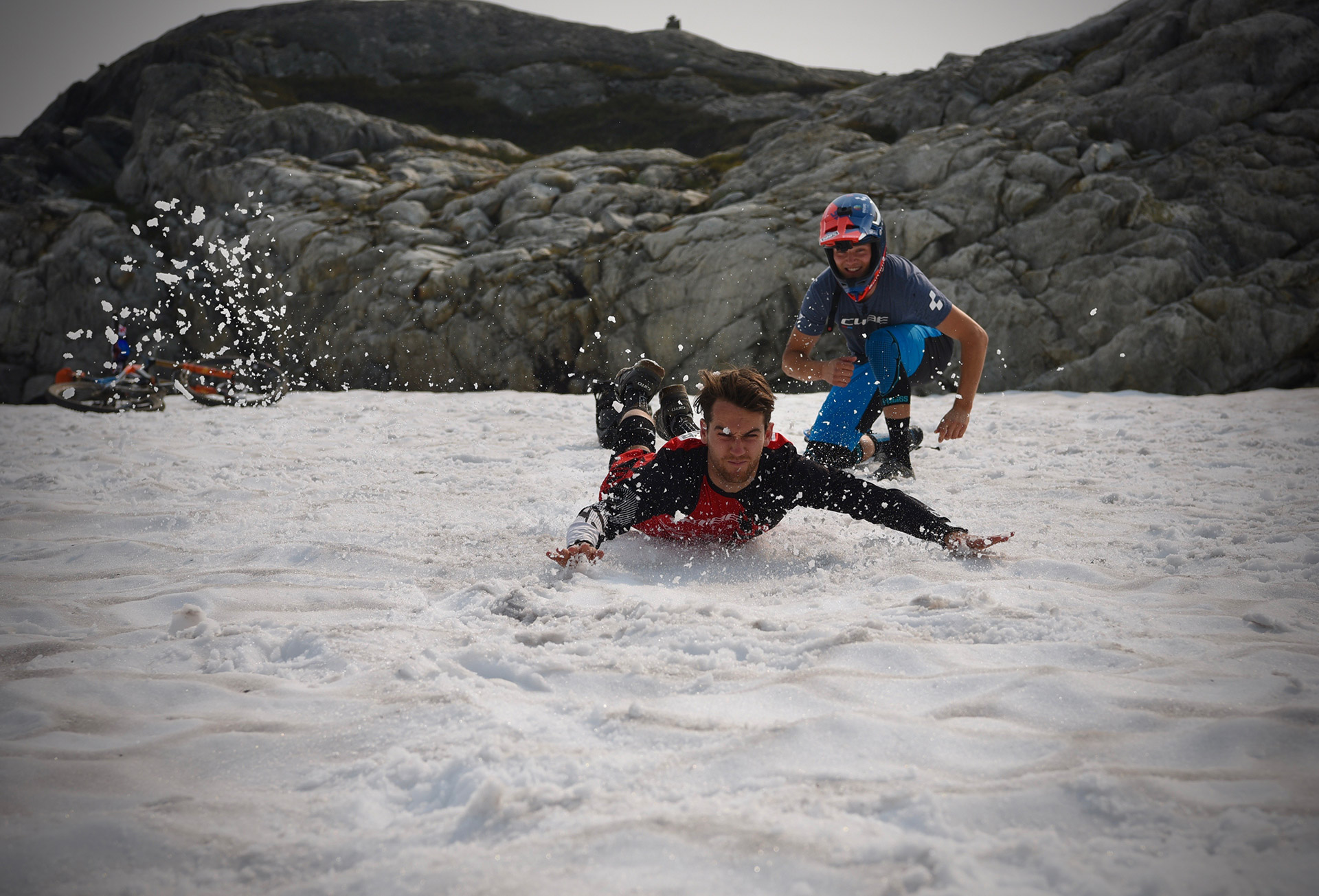 Bataille de boules de neige et ventriglisse. Il n'y a qu'à Whistler qu'on voit ce type d'échauffement !