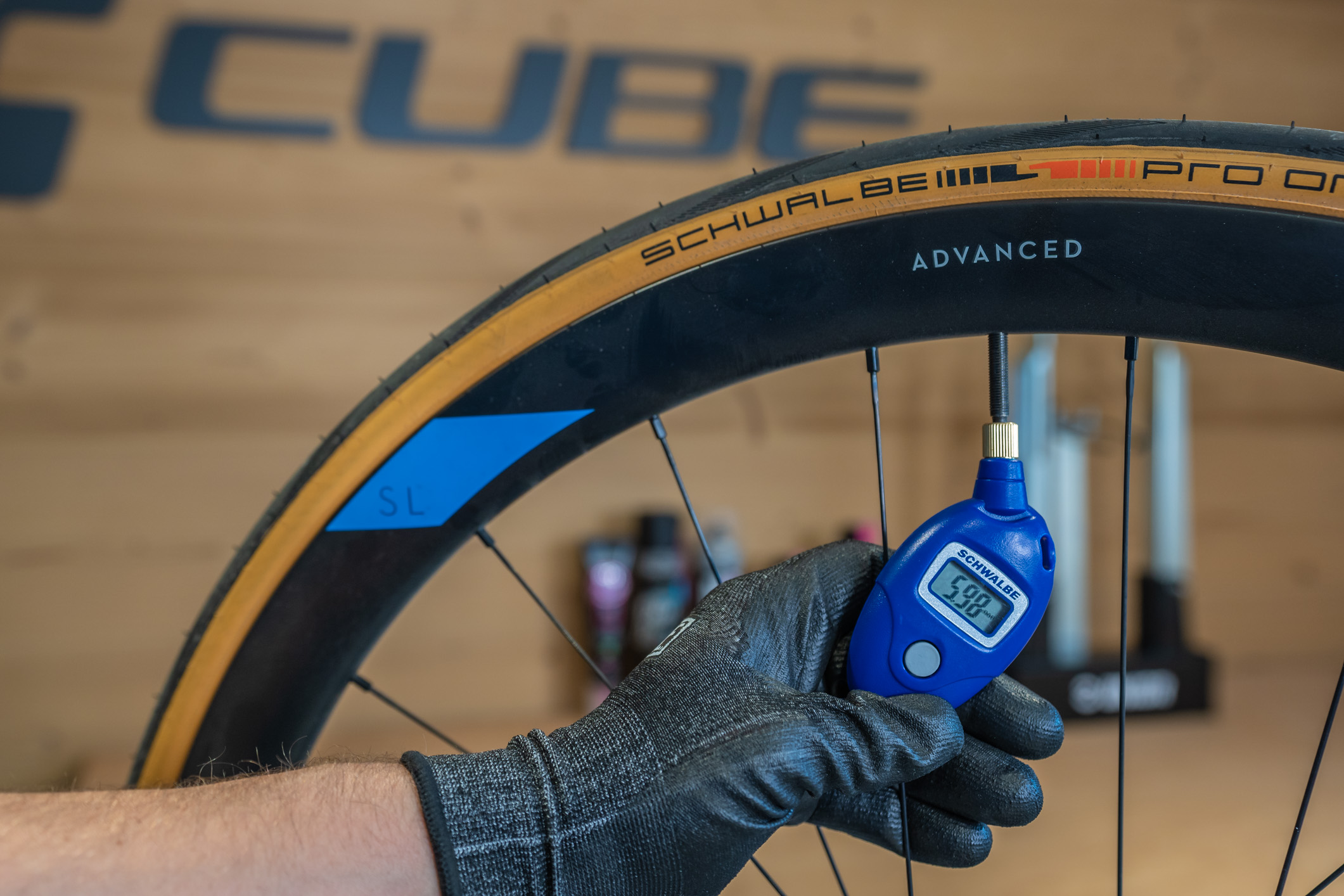 BIEN : Vérifier la pression du pneu. Pour le Schwalbe Pro TT, celle-ci doit être comprise entre 5,00 et 7,50 Bar.