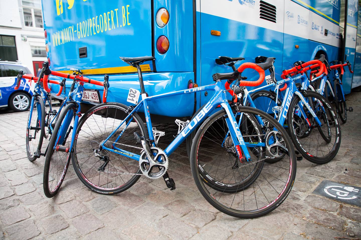 Les Cube Litening C:68 de la Wanty-Groupe Gobert avant le départ. © Leon Van Bon