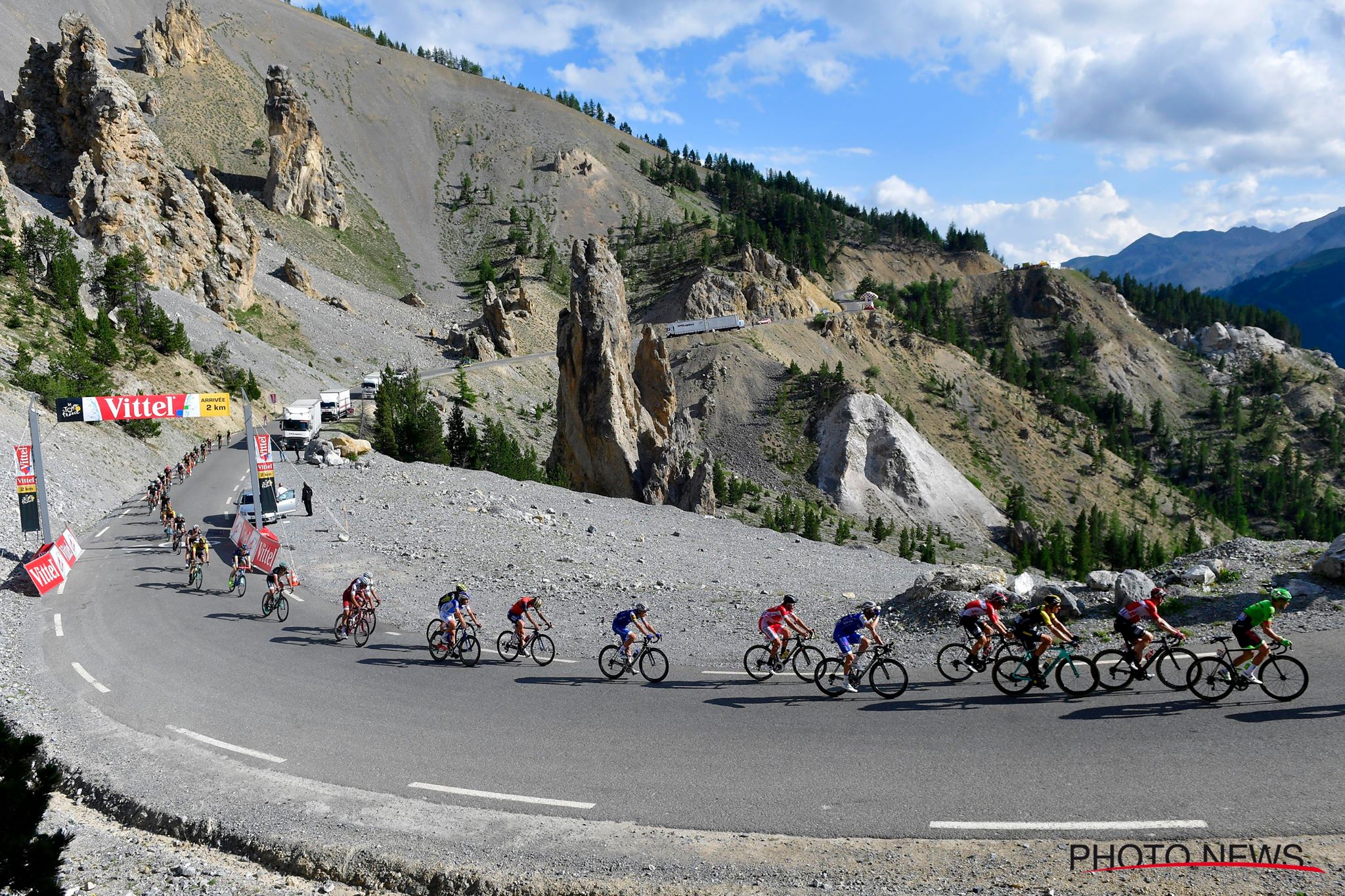 Le peloton s’étire sur les lacets du Col de l’Izoard qui accueille sa première arrivée d’une étape du Tour de France. © Photo News