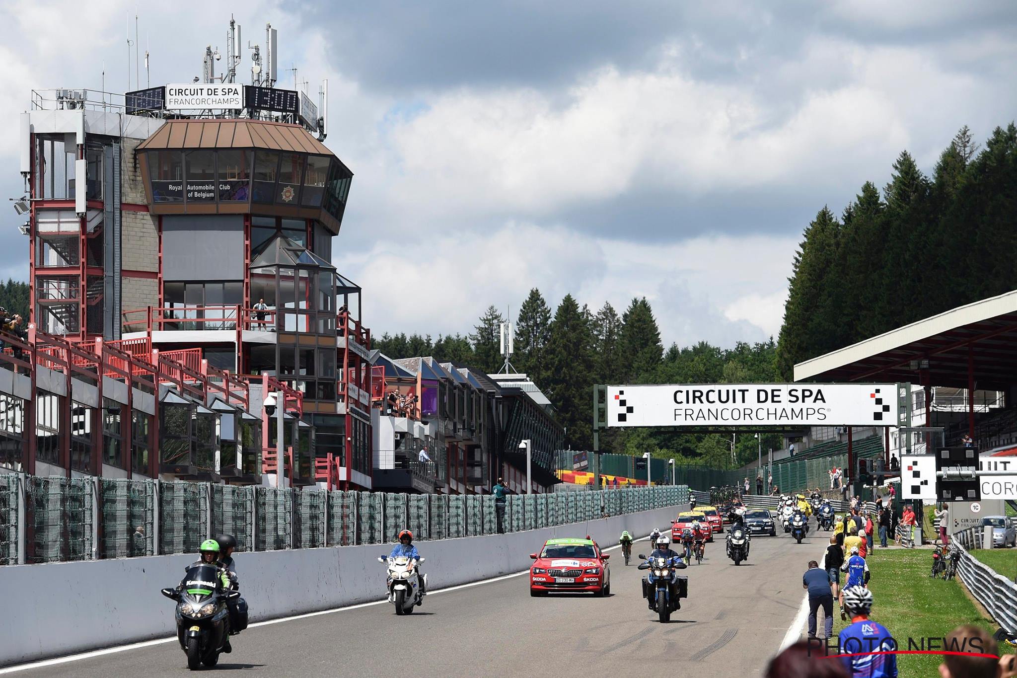 Frederik Backaert et ses compagnons d'échappée filent sur le mythique circuit de Francorchamps. © Photo News